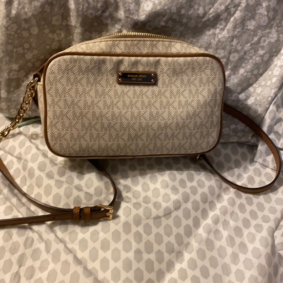 Michael kors tan crossbody - Picture 1 of 2
